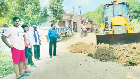 सांसद प्रतिनिधि संग वार्डवासियों ने की सडक़ मरम्मत