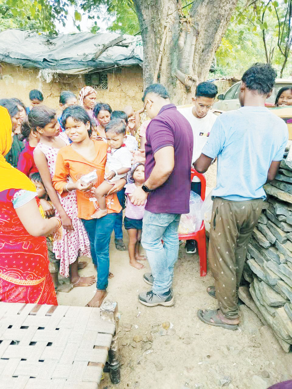 सेवा भारती ने जरूरतमंदों को दीपावली पर बांटे पटाखे-मिठाई व कपड़े