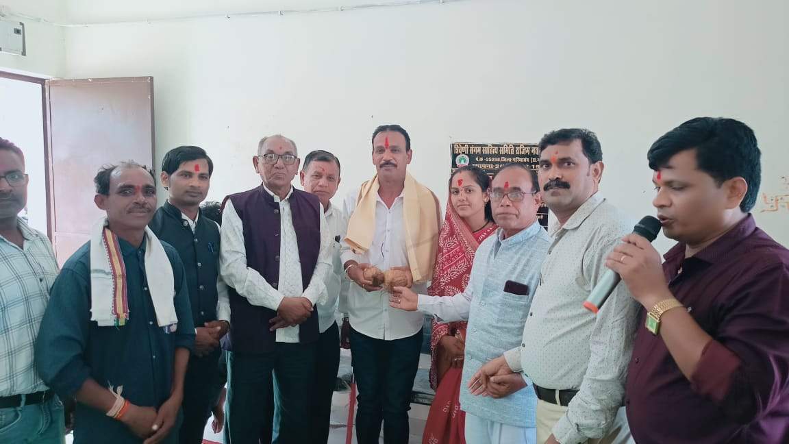 सामाजिक प्रमुखों का साहित्य समिति ने किया सम्मान