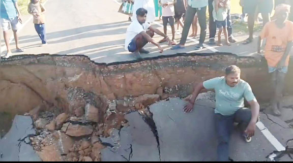 बडक़ो नाला की पुलिया धंसी, मर्दापाल-भाटपाल-नारायणपुर मार्ग बाधित