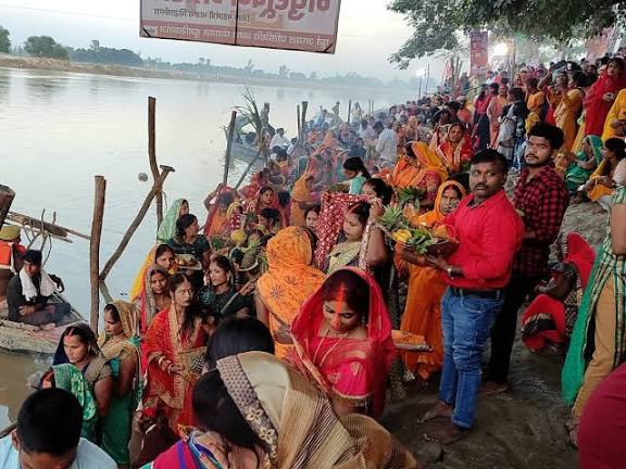 ​उगते सूर्य को दिया अघ्र्य