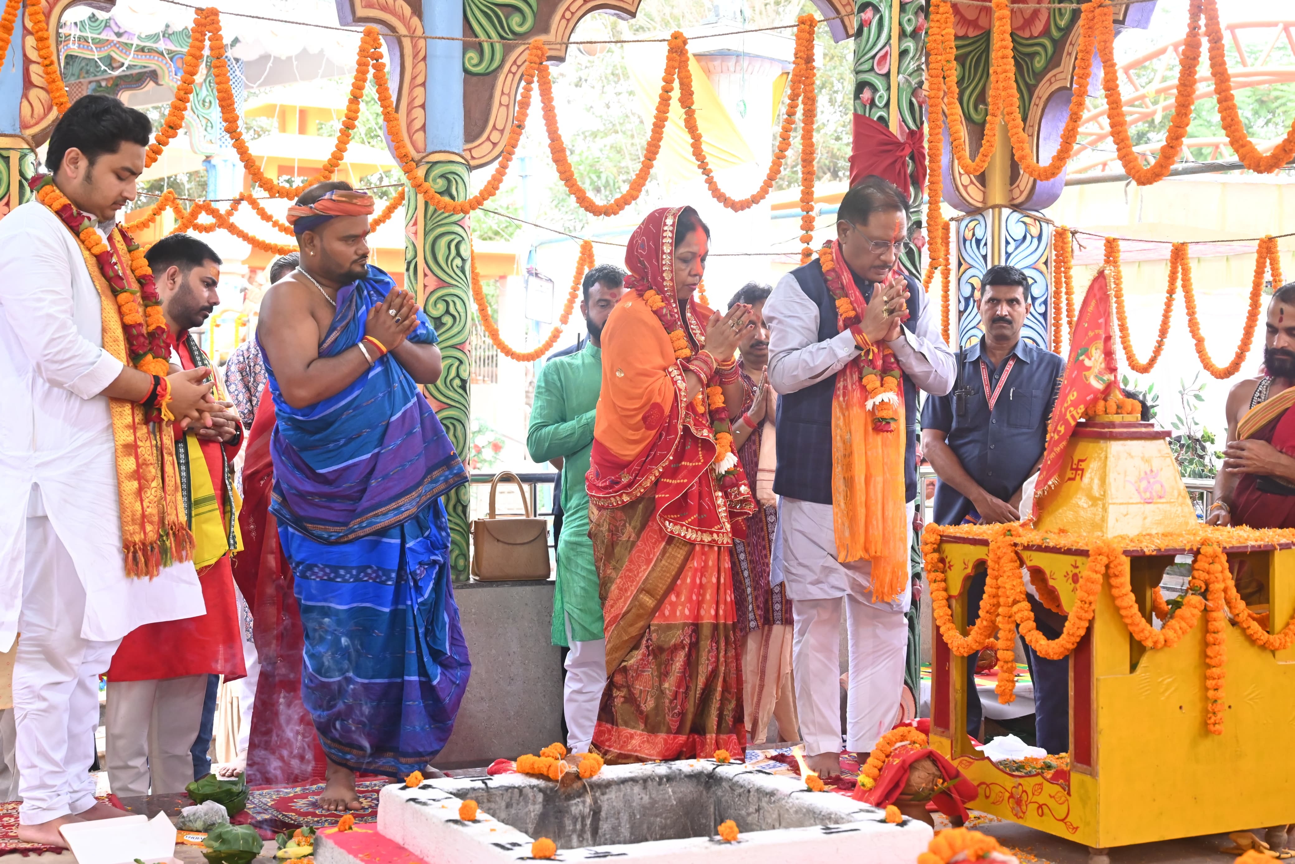 सीएम ने पत्नी संग की महाप्रभु  श्री जगन्नाथ की पूजा-अर्चना