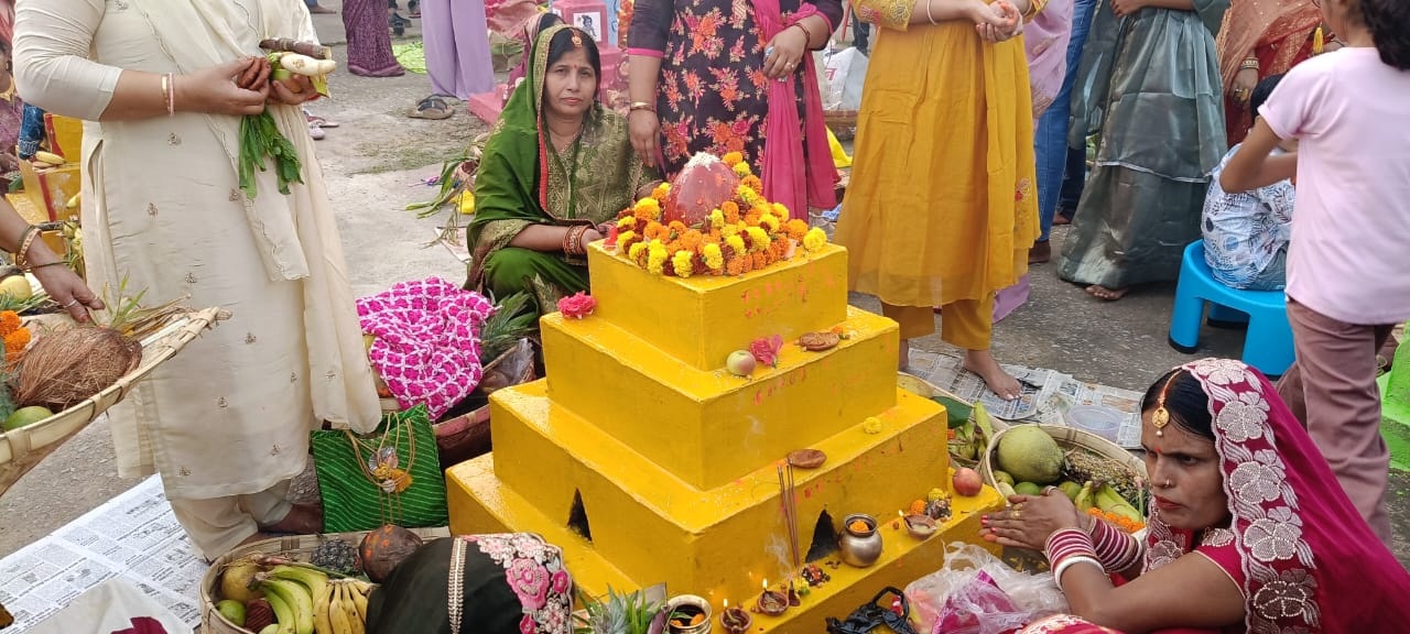 अस्तांचलगामी सूर्य को अघ्र्य देने छठ घाटों में उमड़ा आस्था का सैलाब