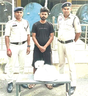 मुर्गा दुकान में बेच रहा था शराब, आरोपी गिरफ्तार