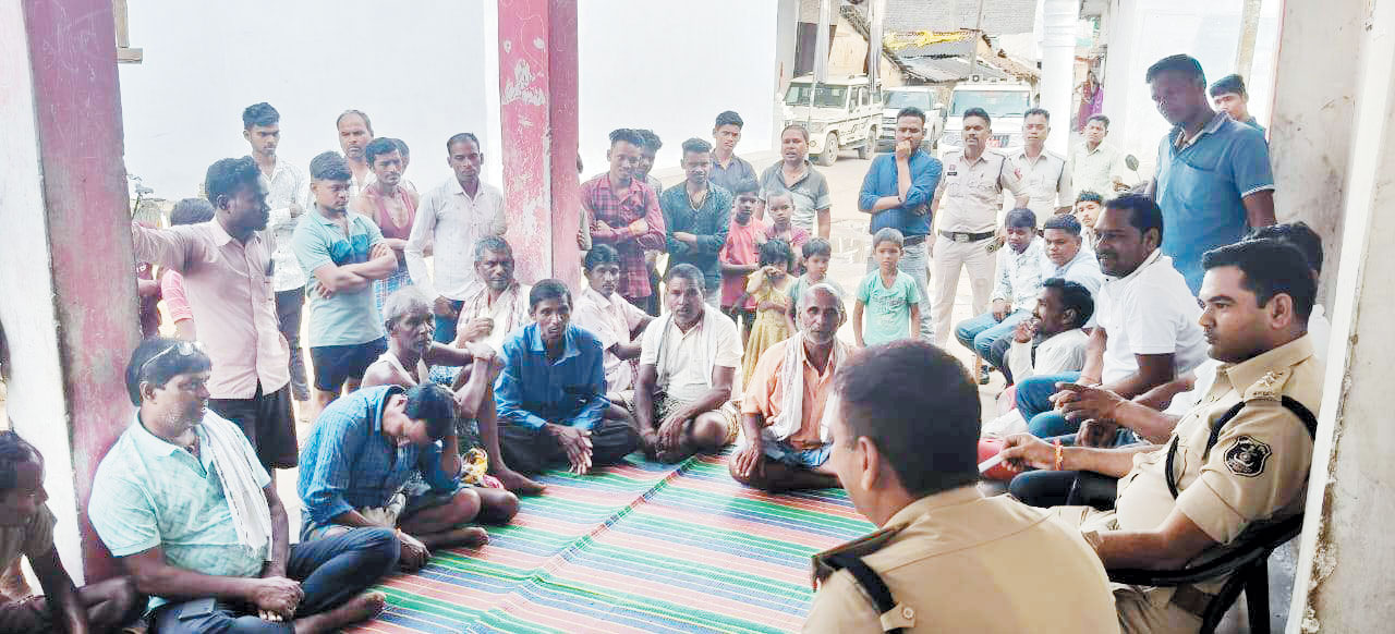 वार्डों और गांवों में दी जा रही ऑनलाइन ठगी से बचाव की जानकारी