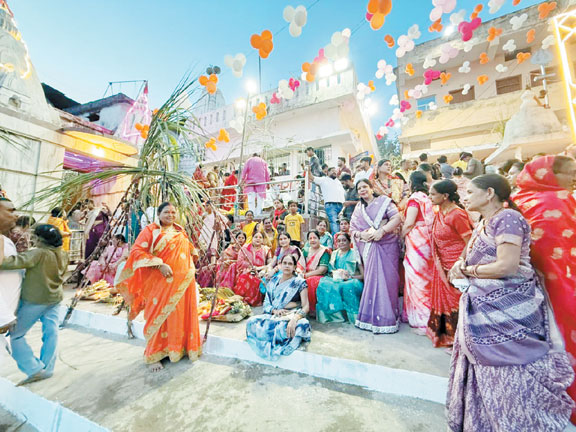 उगते सूर्य को अघ्र्य, उमड़े भक्त