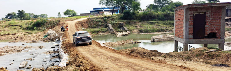 गोबरी नाला पुल ध्वस्त होने के बाद अब अस्थायी मार्ग से राहत