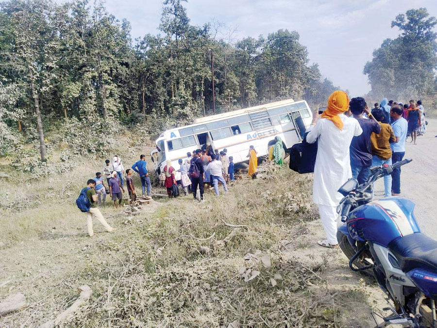 बेकाबू बस सडक़ के नीचे उतरी, बाल-बाल बचे यात्री