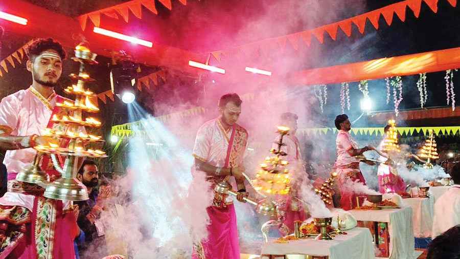 उगते सूरज को दिया अघ्र्य