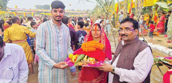 छठ: उदयगामी सूर्य को अघ्र्य देने घाटों में उमड़े श्रद्धालु, सुख-समृद्धि और खुशहाली की कामना