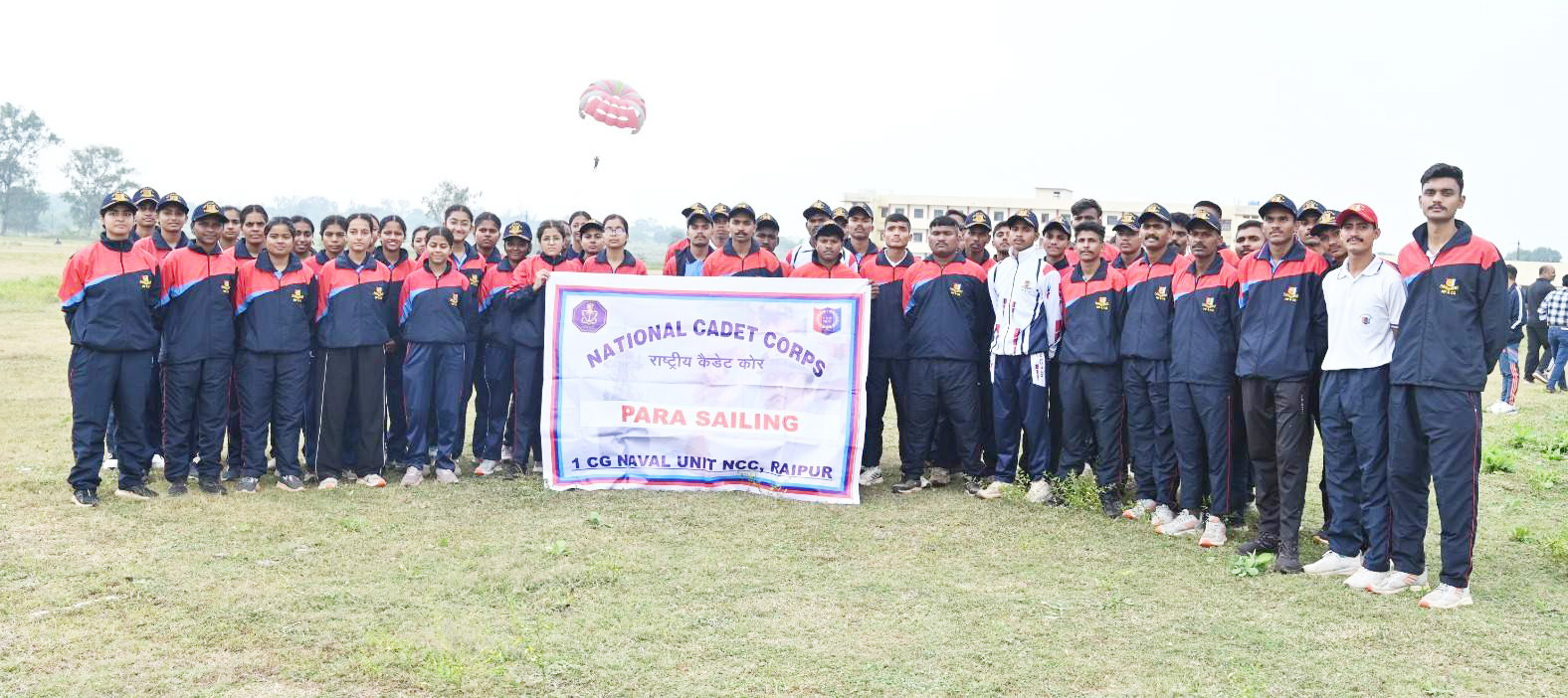 एनसीसी कैडेट्स ने लिया रोमांचक पैरासेलिंग गतिविधि का अनुभव