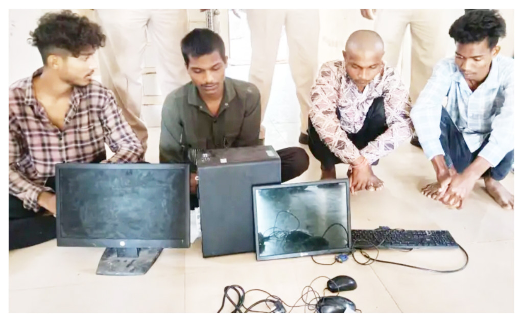 स्कूल से चुराए कम्प्यूटर सीसीटीवी कैमरा