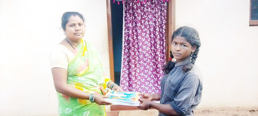 सरपंच घर-घर जाकर बच्चों को कॉपी-पेन  देकर स्कूल जाने के लिए कर रही हैं प्रेरित