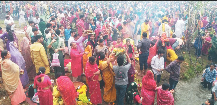 लोक मंगल गान के साथ  उगते सूर्य को दिया अघ्र्य 