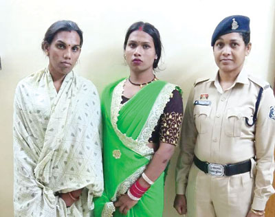 यात्रियों से जबरन पैसा वसलने वाले दो किन्नर पकड़ाए