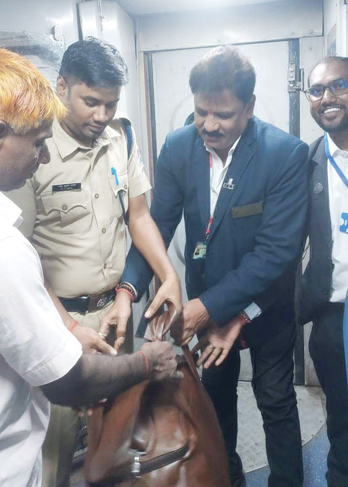 बरौनी गोंदिया एक्सप्रेस में मिले लावारिस बैग से सनसनी