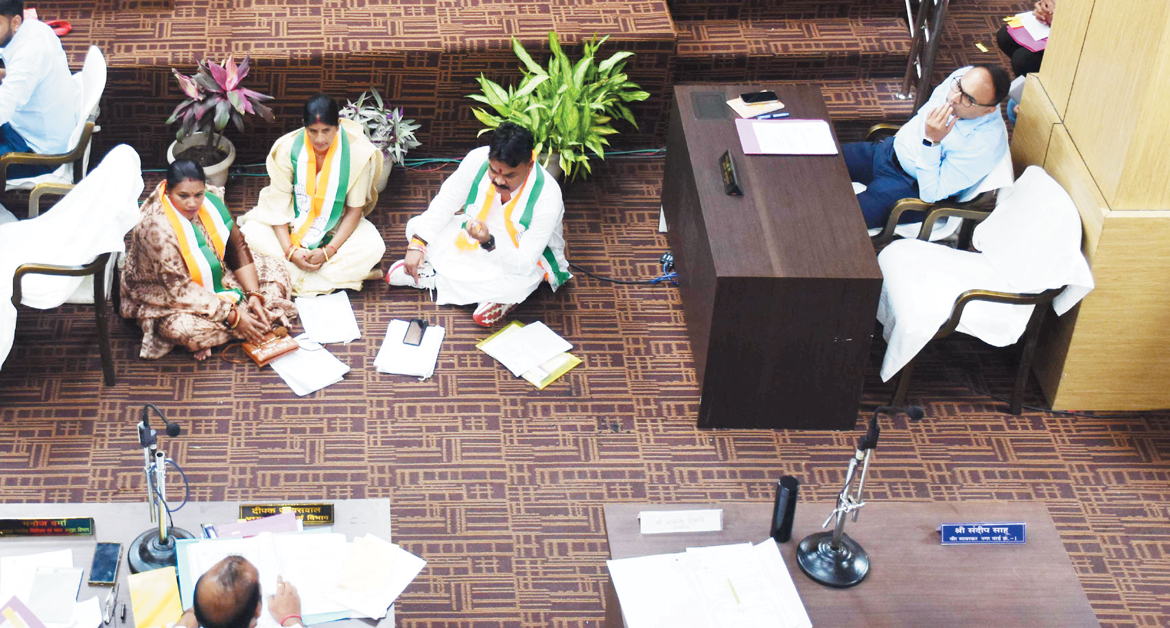 संदीप साहू के साथ चार पार्षदों ने किया बहिष्कार