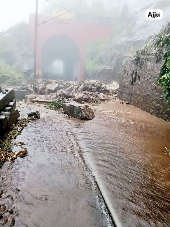 मोंथा तूफान:  के-के  रेललाइन पर मलबे से यातायात बाधित
