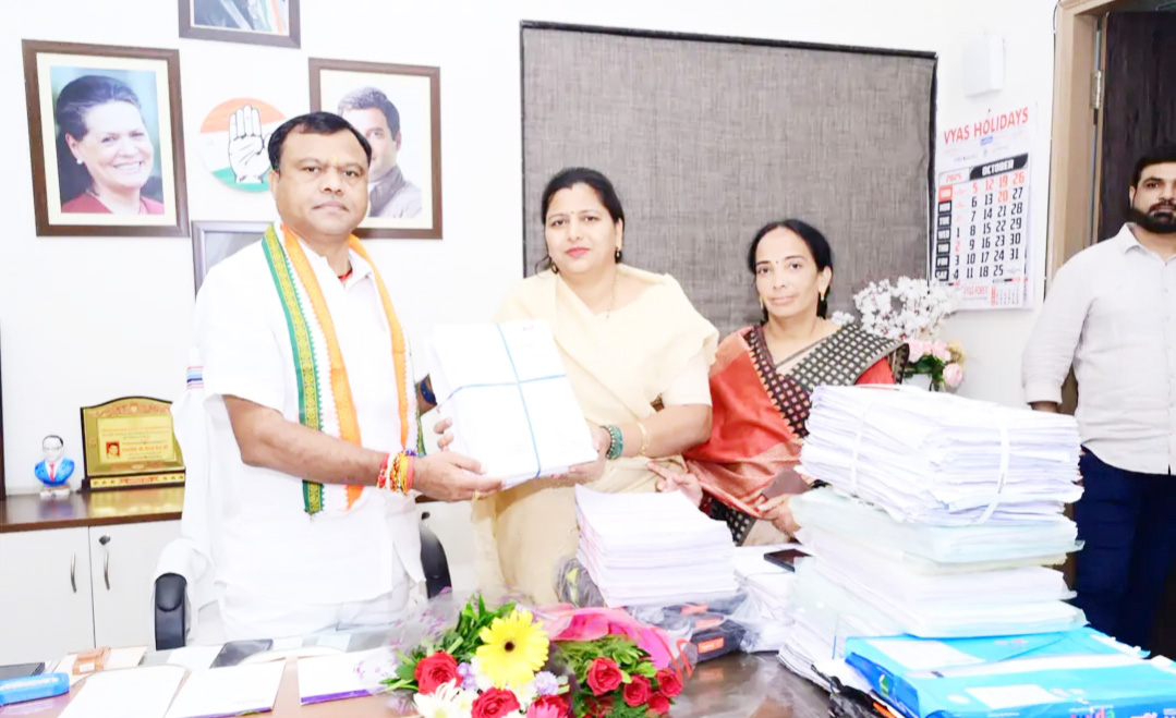 वोट चोर गद्दी छोड़ हस्ताक्षर अभियान