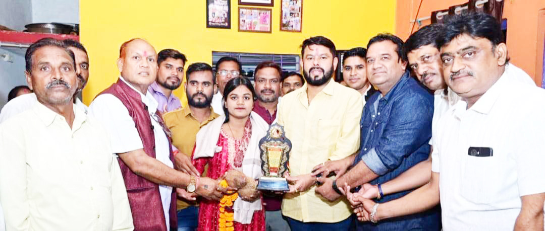 पूर्व विधायक ने किया छात्रा का सम्मान