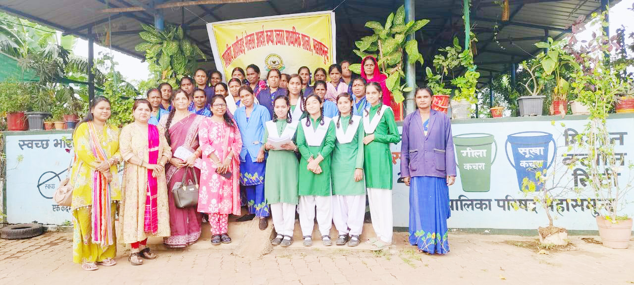 स्कूली विद्यार्थियों को कचरे से खाद बनाने की दी जानकारी