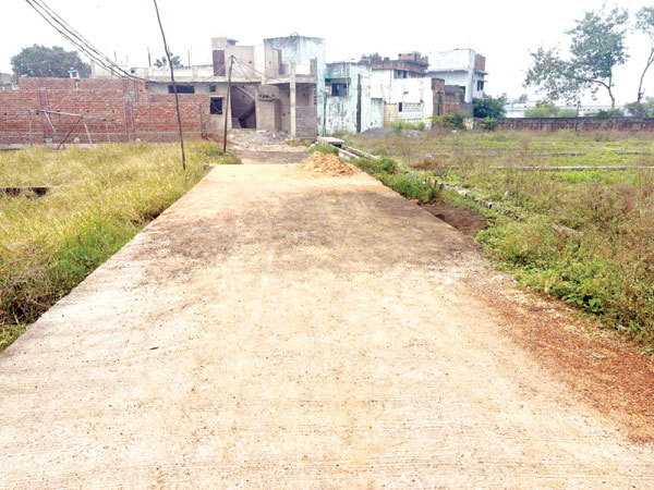 एक सडक़ बन गई, न पार्षद को पता, न रहवासियों को