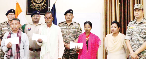 एक लाख की इनामी महिला सहित तीन नक्सलियों ने किया समर्पण