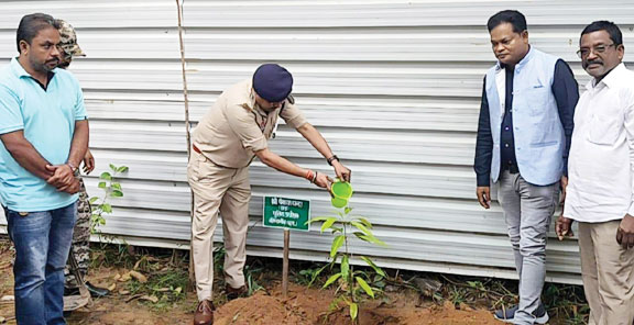  शहीद जवानों की स्मृति में पौधारोपण