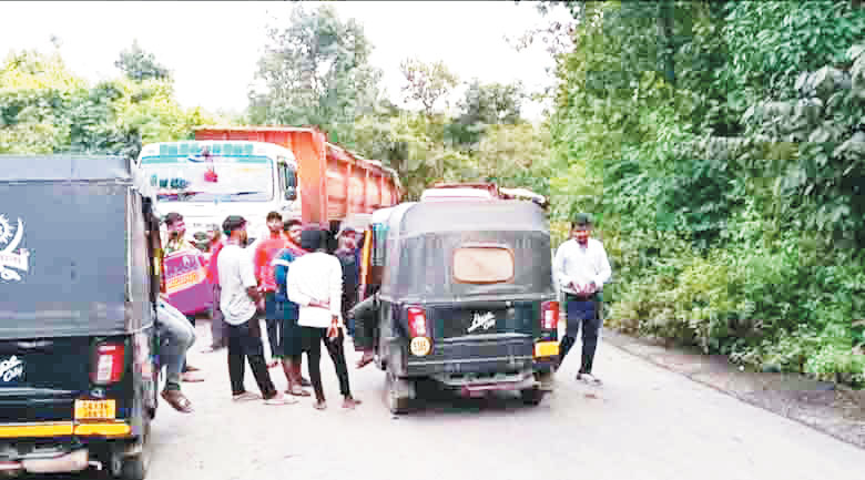 हमीरपुर रोड के पालीघाट में लगा लंबा जाम