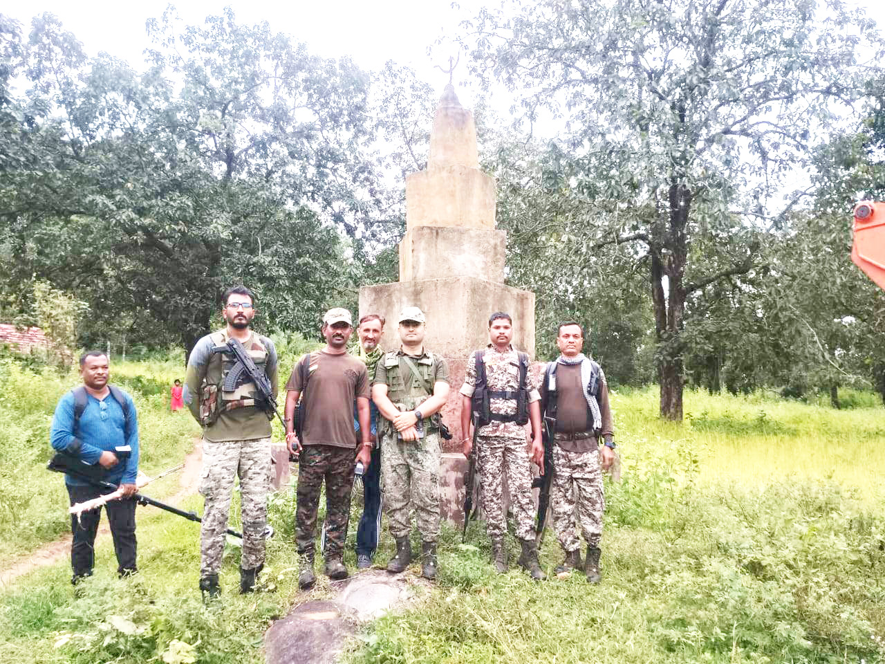 गोटुमपल्ली जंगल में 15 फीट ऊंचा नक्सल स्मारक ध्वस्त