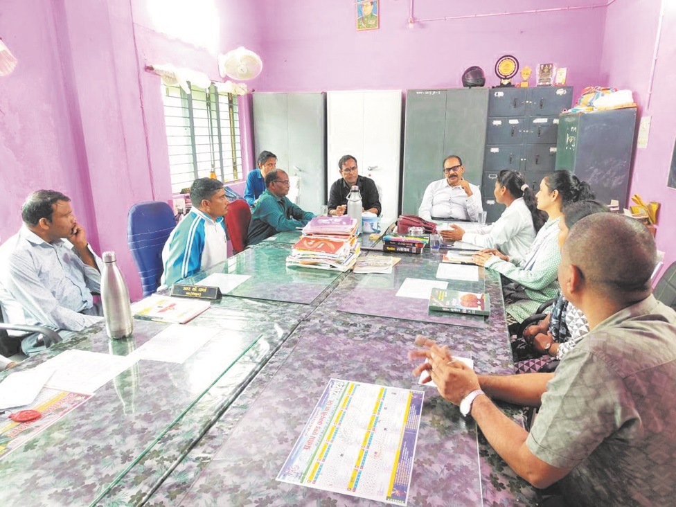 अनुपस्थित शिक्षकों का वेतन काटने के निर्देश