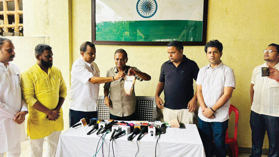 जोगी ने नए विस भवन उद्घाटन का निमंत्रण पत्र जलाकर किया विरोध