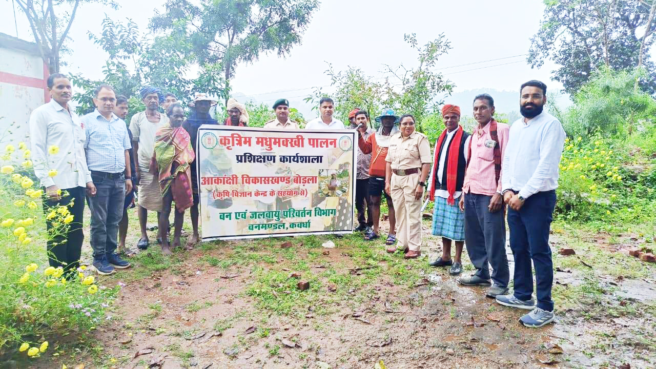 कृत्रिम मधुमक्खी पालन के लिए प्रशिक्षण