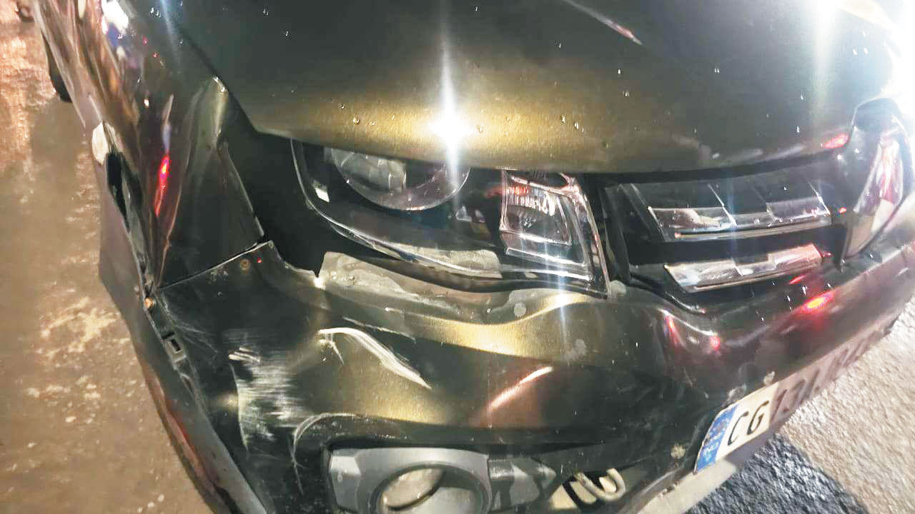 ट्रैक्टर चालक ने पत्रकार की कार को मारी टक्कर