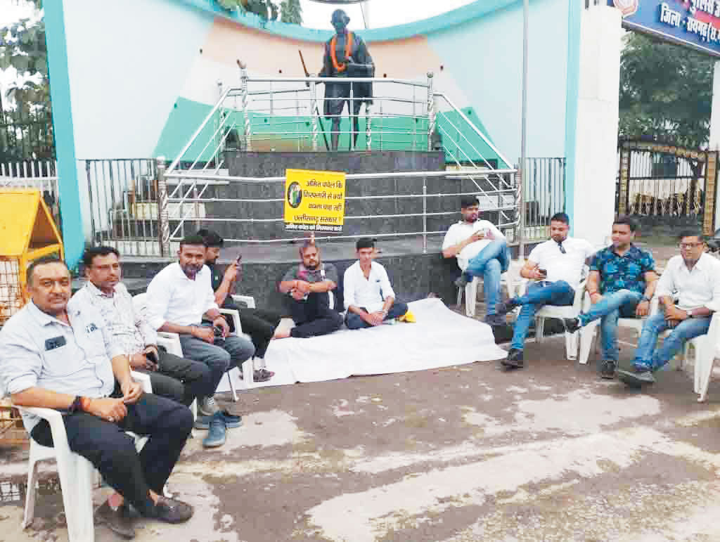 अमित बघेल की गिरफ्तारी के लिए धरने पर बैठा अग्रवाल समाज