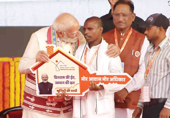 प्रधानमंत्री के हाथों सम्मानित हुए बलरामपुर के कृष्णा पहाड़ी कोरवा