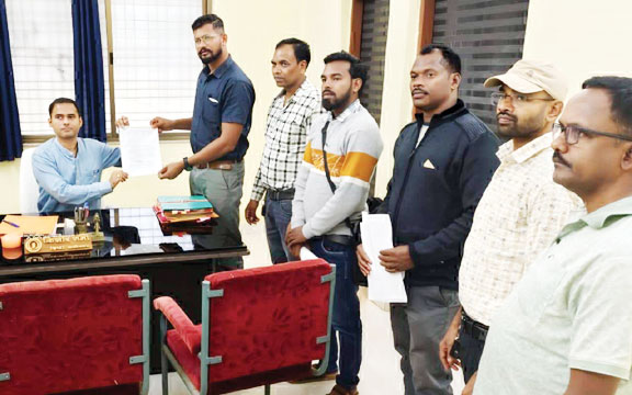  तृतीय वर्ग शास. कर्म. संघ  ने सौंपा स्मरण ज्ञापन