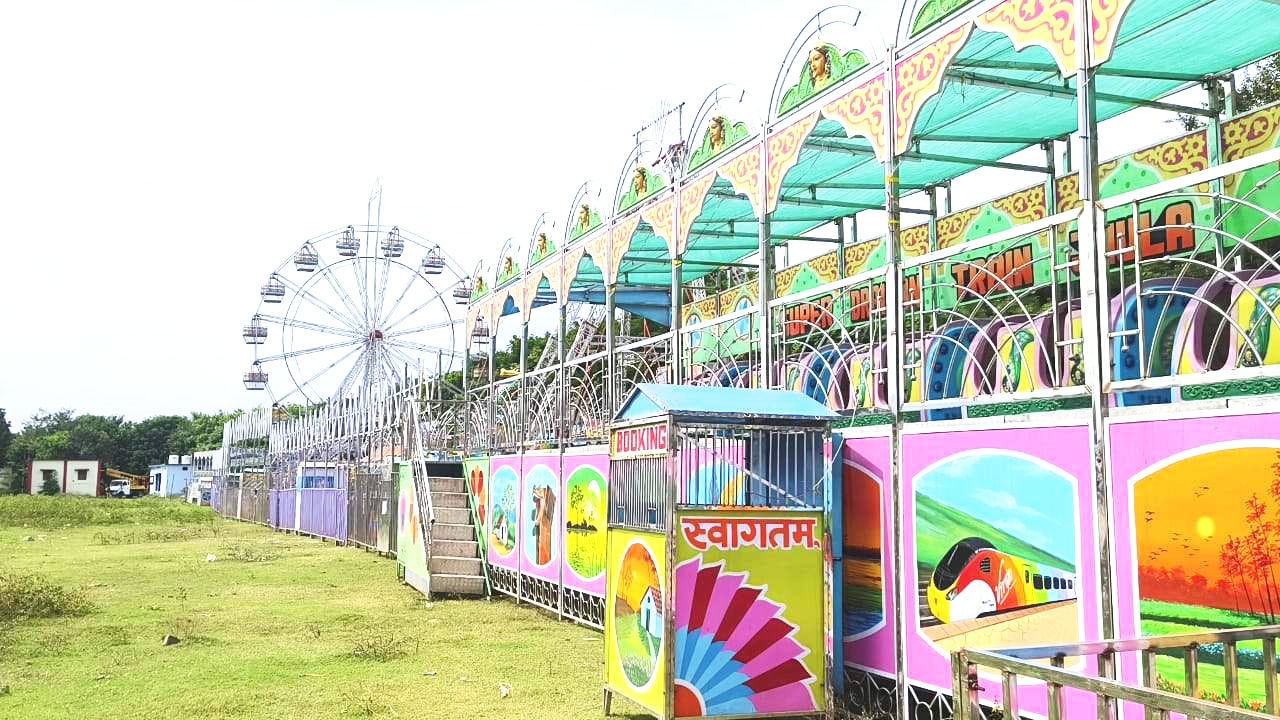 मोहारा मेले के लिए शिवनाथ तट  पर सजी झूले और दुकानें