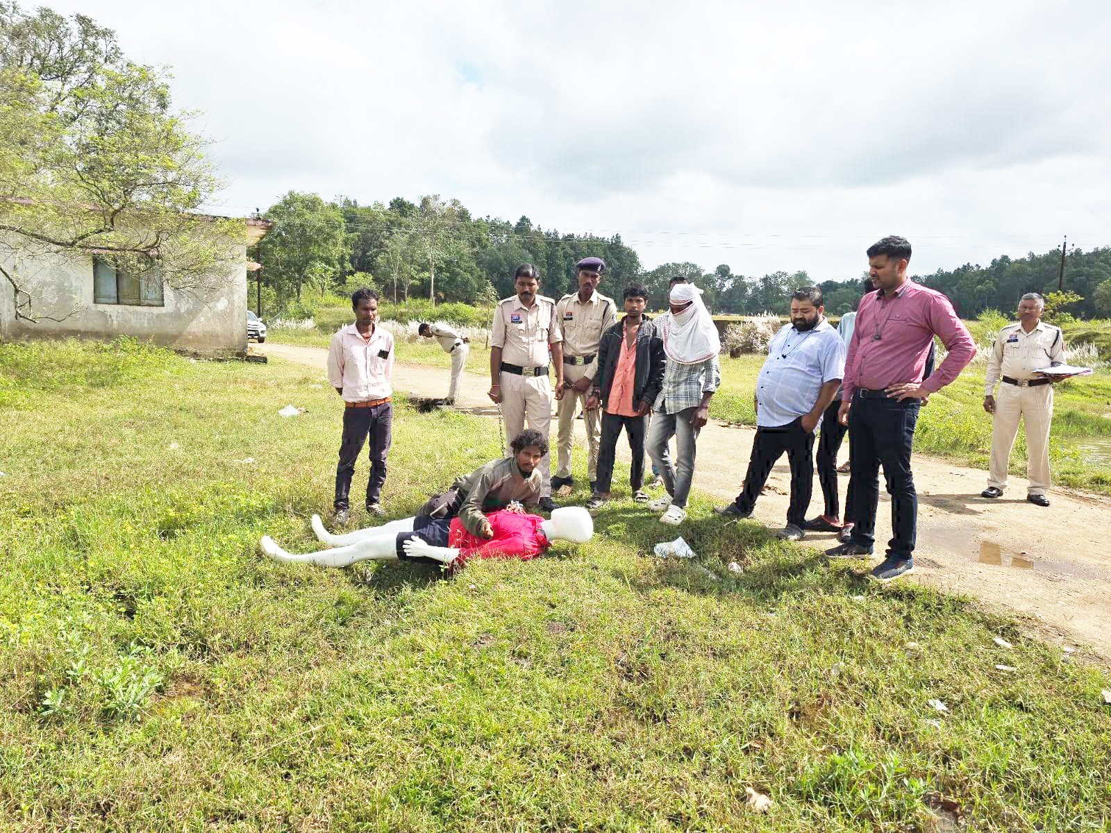 युवक की अधजली लाश मिली, तीन आरोपी