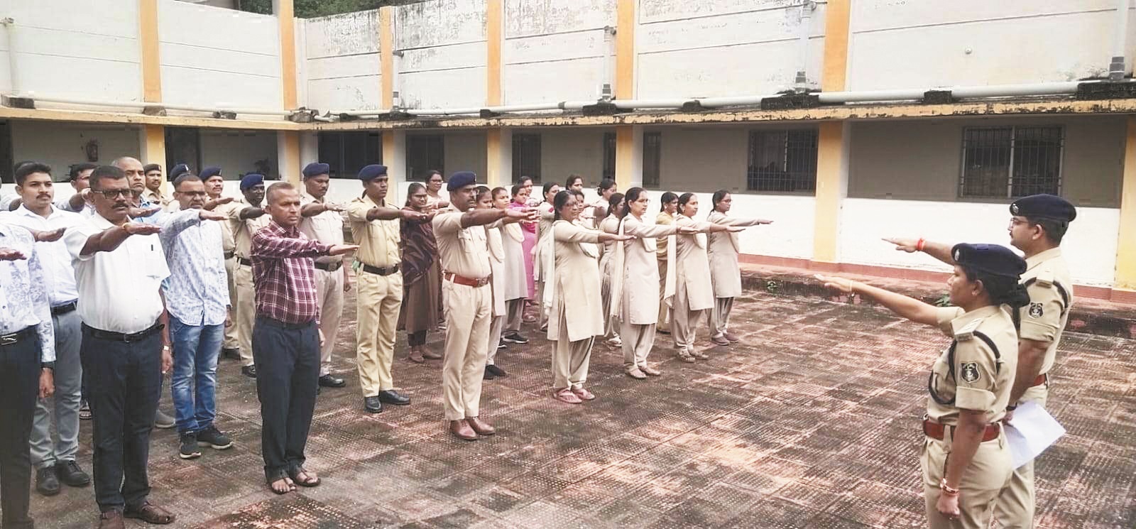 पुलिस अफसरों-जवानों ने ली एकता की शपथ