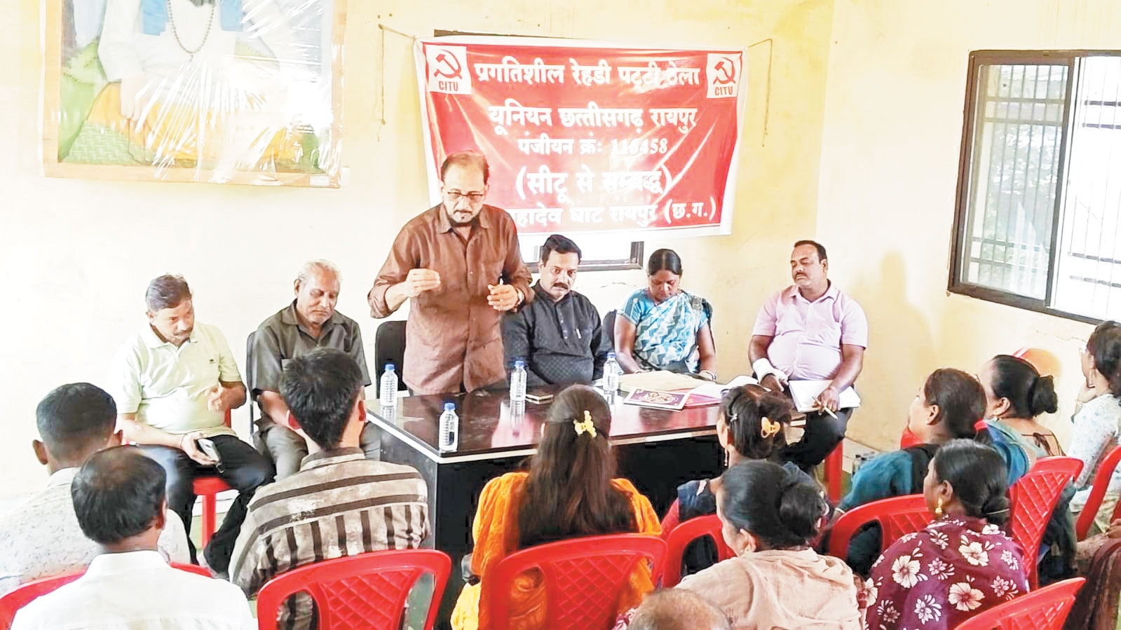 बुलडोजर लेकर आए तो पहले रोजगार मांगें-बेनर्जी