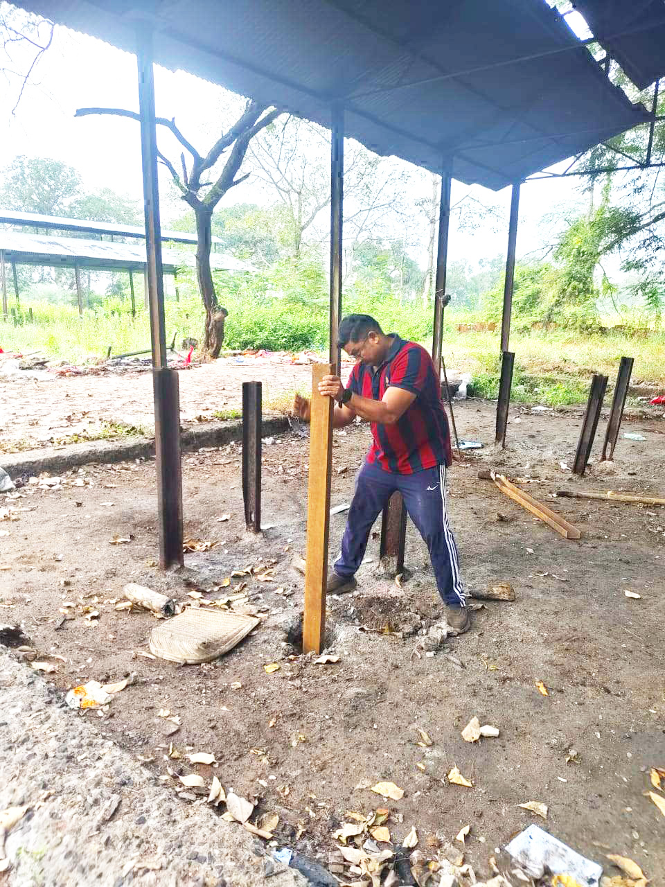 सेवा भारती के सदस्यों ने किया मुक्तिधाम में श्रमदान, की साफ-सफाई, लगाए नए खंभे