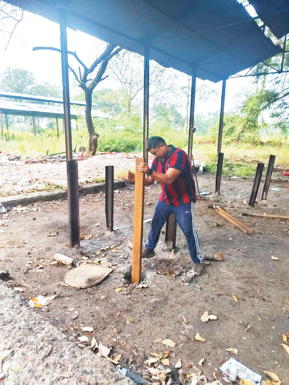सेवा भारती के सदस्यों ने किया मुक्तिधाम में श्रमदान, की साफ-सफाई, लगाए नए खंभे