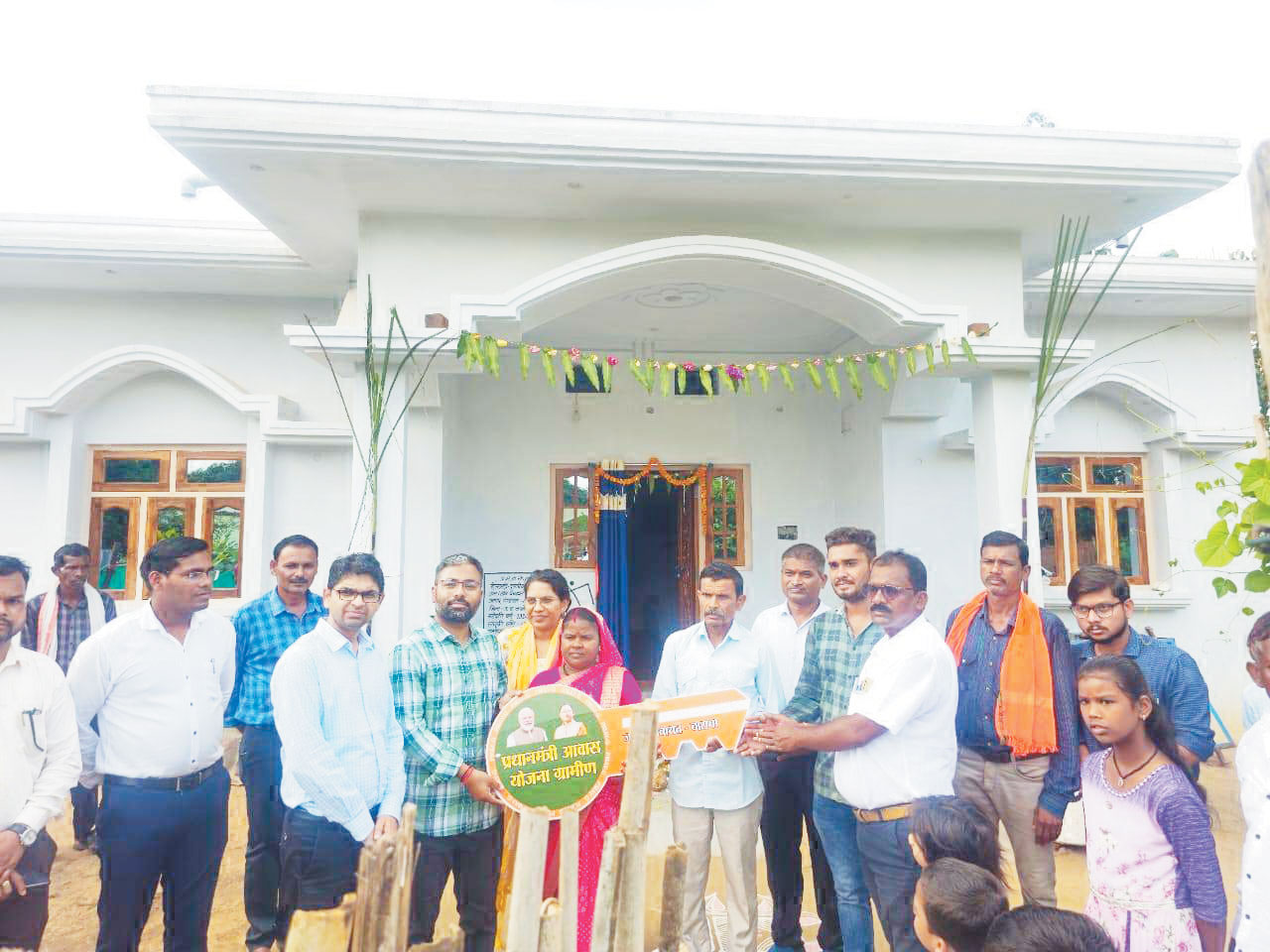 गृह प्रवेश उत्सव में शामिल हुए कलेक्टर व सीईओ