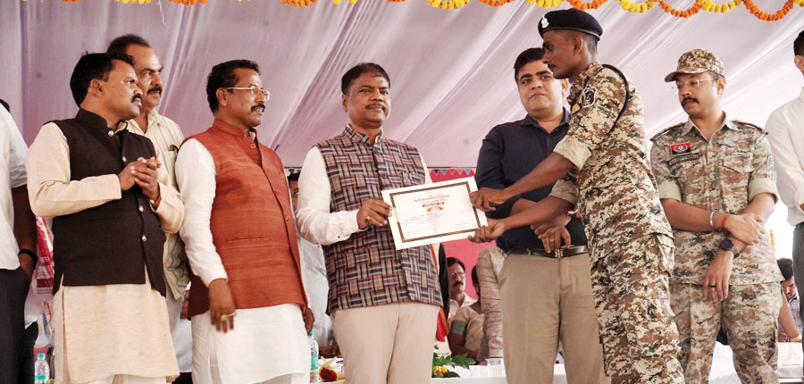 अफसरों और कर्मियों का सम्मान