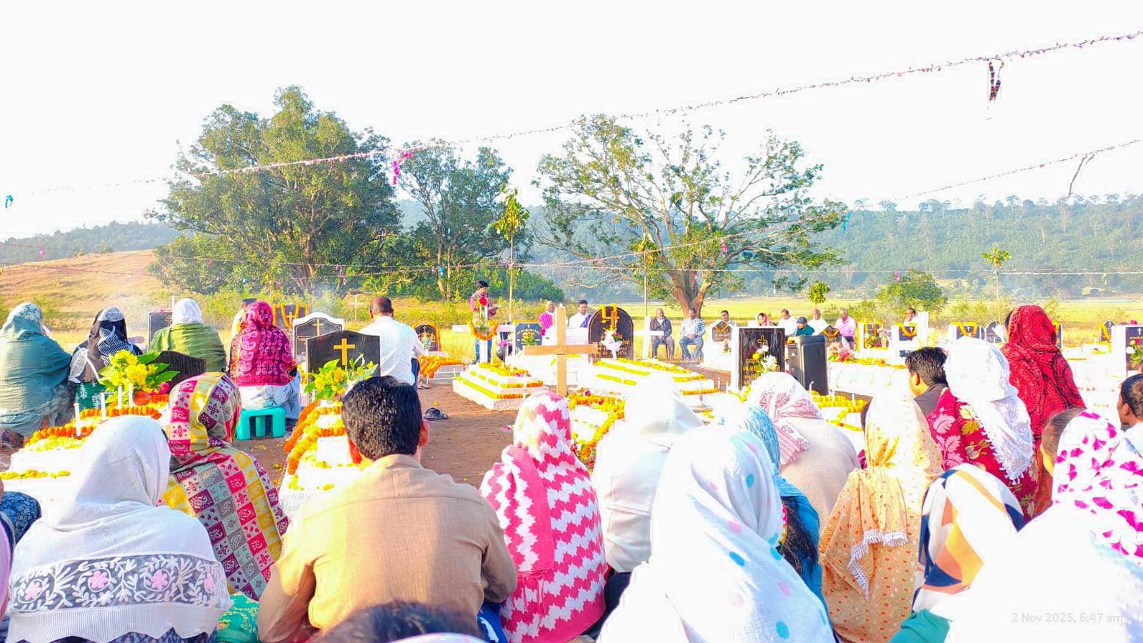 कब्र पर्व पर ईसाई समाज ने किया पूर्वजों का स्मरण, मृत आत्माओं की शांति के लिए विशेष प्रार्थना