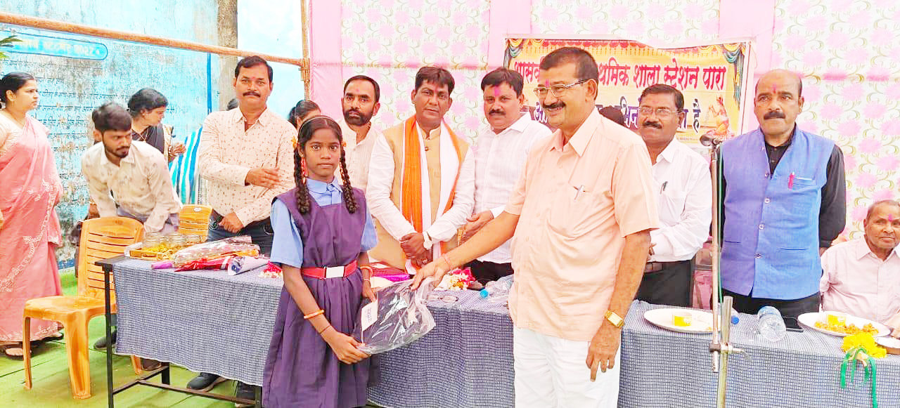 प्रधान पाठक ने सेवानिवृत्ति पर बच्चों को दिया न्यौता भोज, स्वेटर वितरित