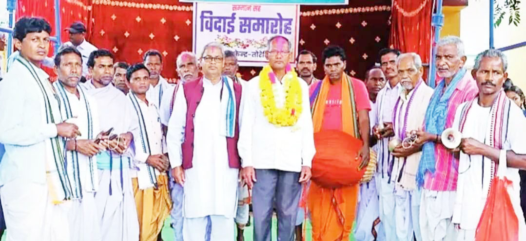 सेवानिवृत्त प्रधान पाठक के सम्मान में समारोह