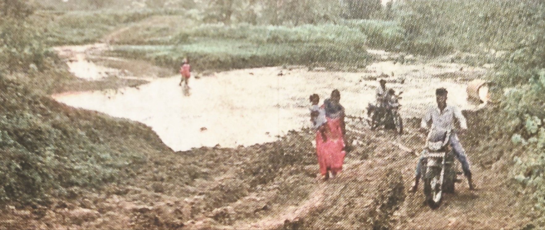 25 साल बाद भी नहीं बन सका बंजारी नाला पुल, ग्रामीणों को आवागमन में दिक्कत