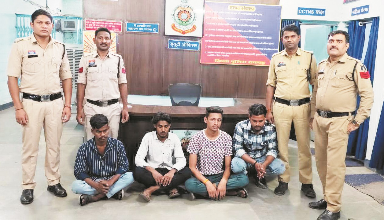 हथियार लहरा रहे चार युवक गिरफ्तार
